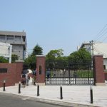 純真学園の正門